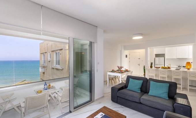Larnaca Apartamento | Mackenzie Leo Seafront Suite