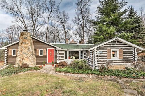 Seisholtzville Casa | Macungie Cabin with Fireplace Near Bear Creek Skiing
