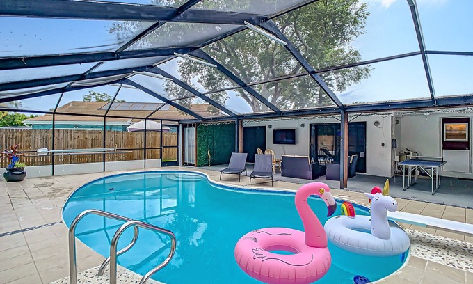 South Pinellas Community Council Casa | Mad Beach Bungalow w/ Heated Pool - 4 Mins to Madeira Beach