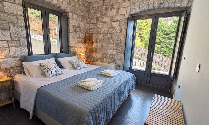 South Kynouria Apartamento | Mad Wall Apartment . A breathtaking gem in the Peloponnese!