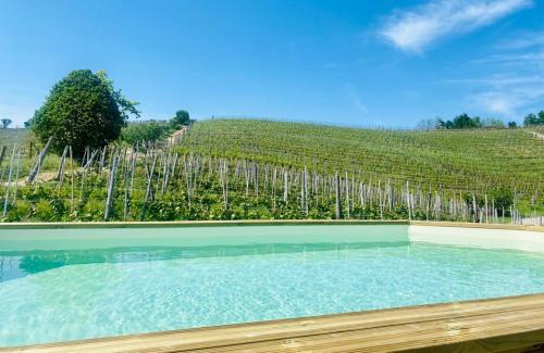 Montelupo Albese Apartamento | Madama Langa Country House con piscina nelle vigne