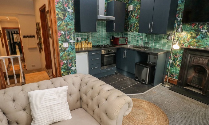 Grangetown Cabaña | MADAME BUTTERFLY'S APARTMENT, pet friendly in Cardiff