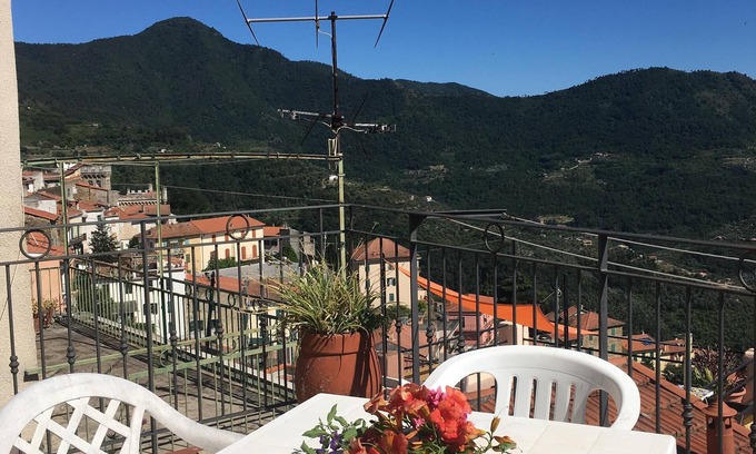 Perinaldo Apartamento | Apartamento en el Borgo delle Stelle. Amplia terraza con una vista maravillosa!