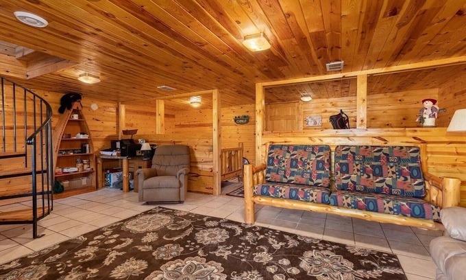 East Gull Lake Casa | Madden’s West Golf Home. Decks, Views, Walkout. Near NHRA Nationals & Lakes Jam