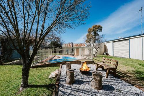 Central Mudgee Casa | Madeira Cottage - Country Comfort with Pool and Spa