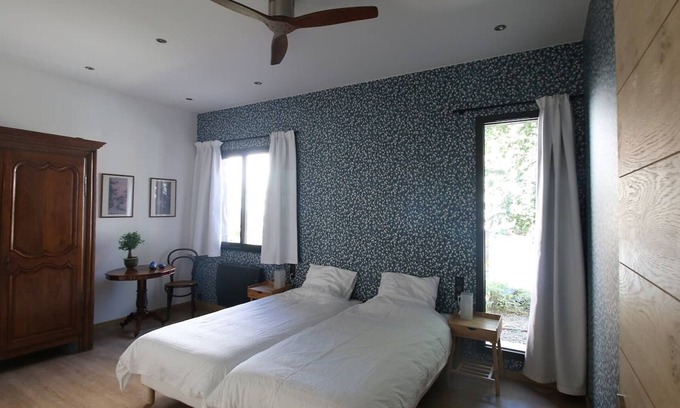 La Ferte-Saint-Aubin Cama Y Desayuno | Habitación "Madeleine" con 2 camas individuales y mesa de invitados
