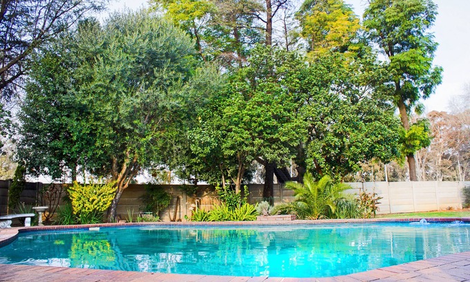Alberton Casa | Madison House - Una espaciosa casa de 4 habitaciones con piscina y área de braai.
