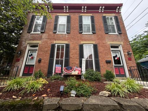 Madison Casa | "Madison Manor I" by the River, Hot Tub, Downtown
