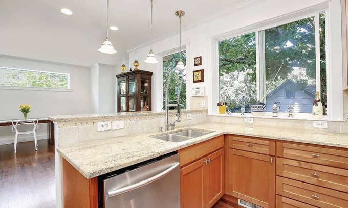 Harrison/Denny-Blaine Casa | Madison Park House - Ideal for Tech Professionals