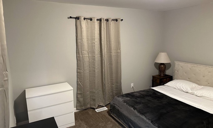 Peoria Casa | Madisons place, a newly remodeled duplex is 5 mins away from OSF and Carle hosp