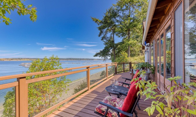 Coupeville Casa | Madrona Beach House by AvantStay | Waterfront Home