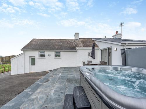 Cross Inn Casa | Maesyrhaf