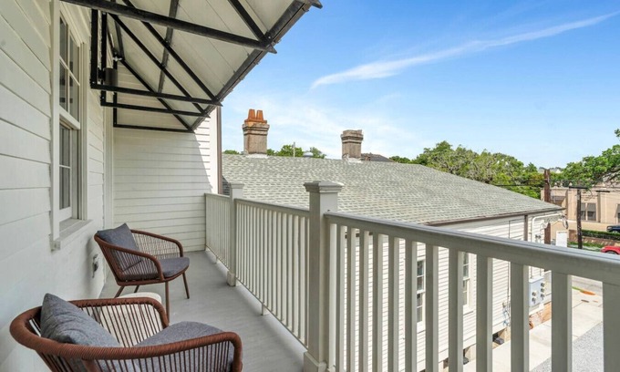 Faubourg Delachaise Apartamento | Magazine St. Retreat | Outdoor Balcony + Parking