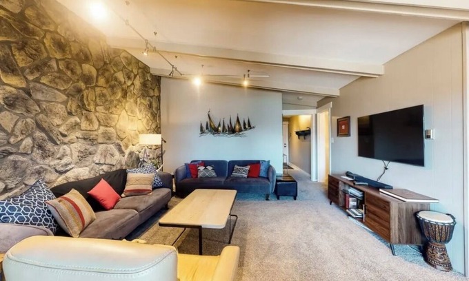 Dillon Condominio | Magestic Views of Lake Dillon & Amphitheater- on path, hot tub, pool