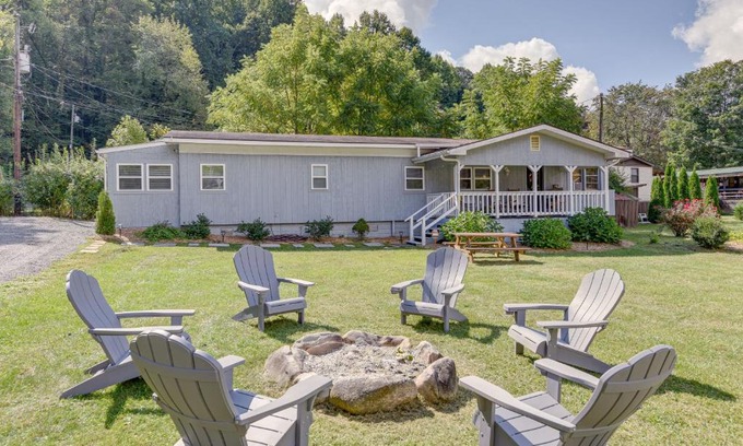 Maggie Valley Casa | Maggie Valley Home about 5 Mi to Cataloochee Ski Area!