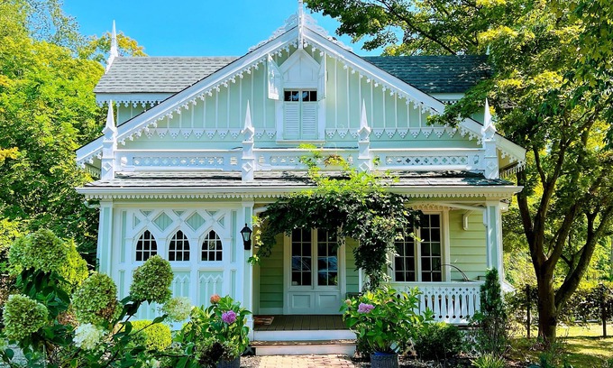 New Canaan Casa | Magic Charm—NYC Gingerbread Home