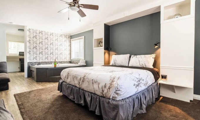 Big Bear Lake Apartamento | "Magic Midnight" Hotel Suite with AC/Heating & Indoor Jetted Tub