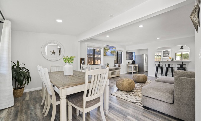 Newhall Casa | Magic Mountain 4 Bedroom 3 Bath Escape Modern Home