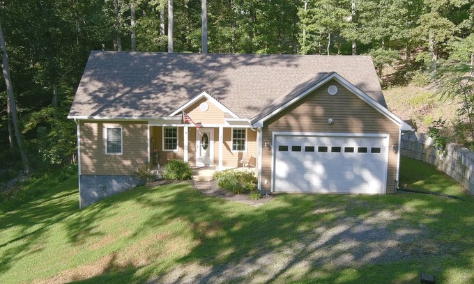 The Plains Casa | Magic Mountain Retreat, King Bed, Near Wineries, Horse Events and Dining