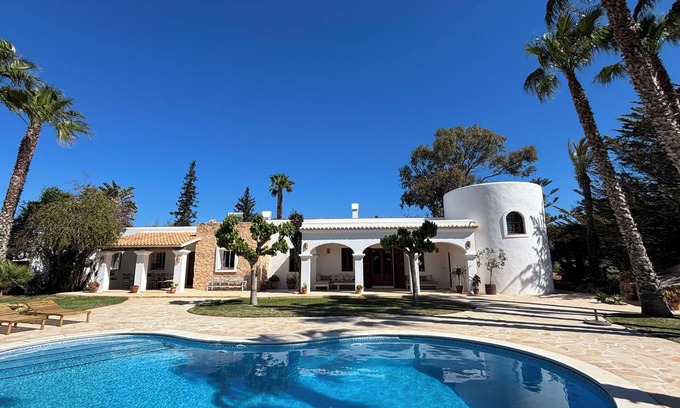 Sant Miquel de Balasant Villa | Mágica casa ibicenca rodeada de naturaleza y paz. Ideal para familias y grupos.