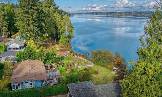 Kingston Casa | Breathtaking View at a Magical Waterfront Beach Getaway