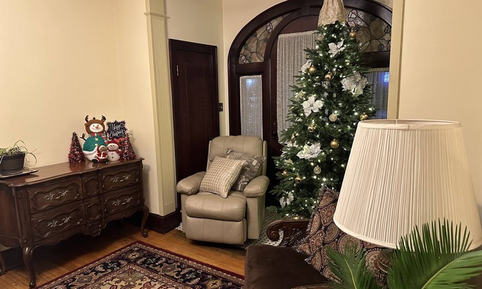 Altoona Casa | Magical Christmas Getaway!! Historical 3BR with Modern Amenities, Great Location