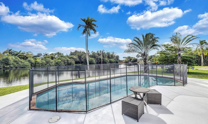 North Central Hollywood Casa | Magical Lakefront Pool Home close to Beach Hard Rock Guitar Hotel Airport