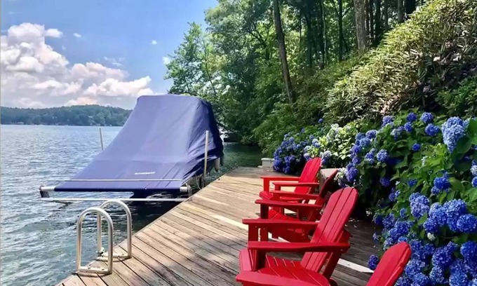 Lake Toxaway Casa | Magical Lakefront Cottage w/ country club access