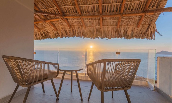 Brisas del Marqués Condominio | Magical sunsets, king bed, and pro service B403