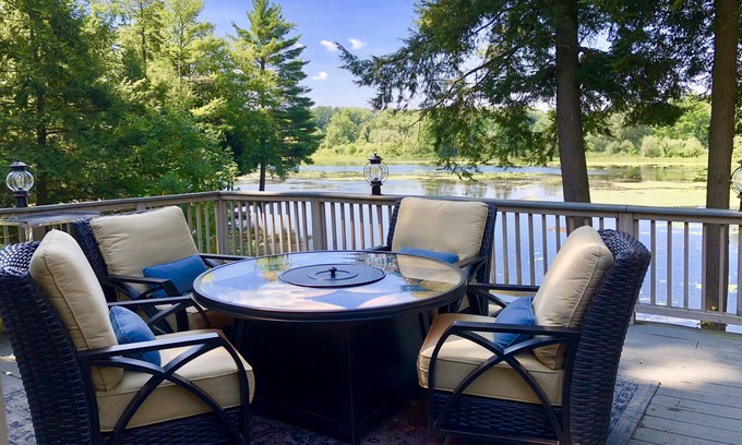 Cambridge Springs Casa | Puestas de sol mágicas, máxima comodidad en Waterfront Retreat en Rural PA