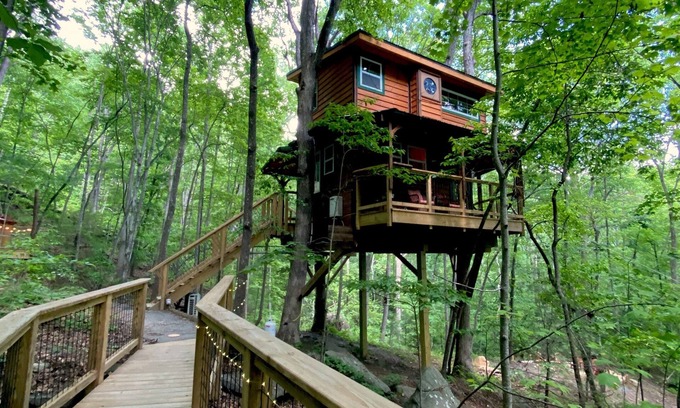 Copperhill Cabina | Magical Treehouse ~ Romantic Hot Tub ~Dog Friendly