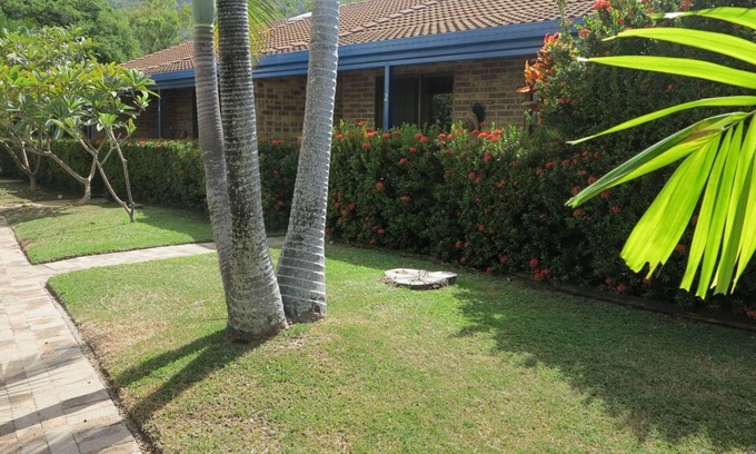 Arcadia Apartamento | Magnetic Shores Unit 3 - Delightful tropical getaway across the road to beautiful Alma Bay