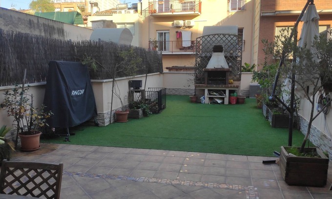 Sant Feliu de Llobregat Apartamento | Magnífica Apartamento con un gran patio. A 30 minutos del centro de Barcelona.