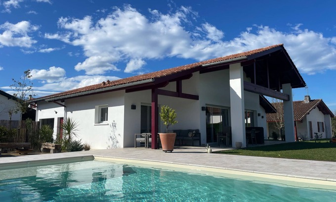 Saint-Pee-sur-Nivelle Casa | Magnificent Basque house with heated pool overlooking nature