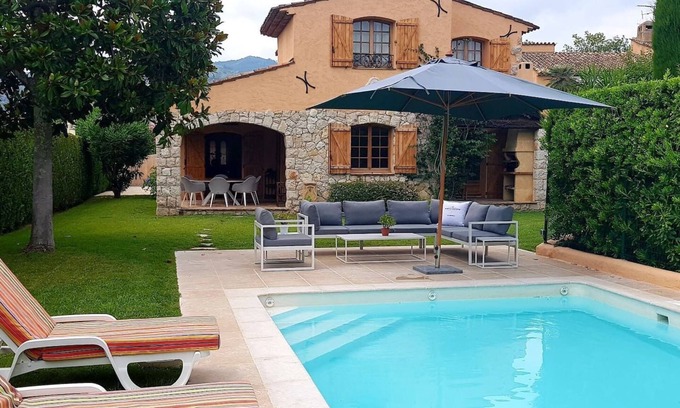 Mandelieu-La-Napoule Villa | Magnífica villa reformada en estilo provenzal con piscina y muelle privado.