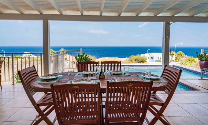 Sint Willibrordus Villa | Magnífica vista de 180 grados de la villa con piscina caribeña - en Coral Estates Curacao