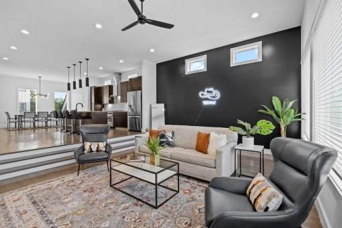 Berry Hill Casa | Magnificent 4 Bedroom Home -w Balcony & Fireplace