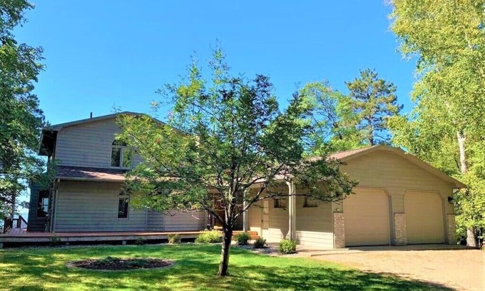 Pequot Lakes Casa | Magnificent 5 bedroom retreat home with beautiful sand beach on Whitefish Lake