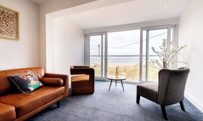 Caister-on-Sea Casa | Magnificent Beach House - Seaview - Upside-down