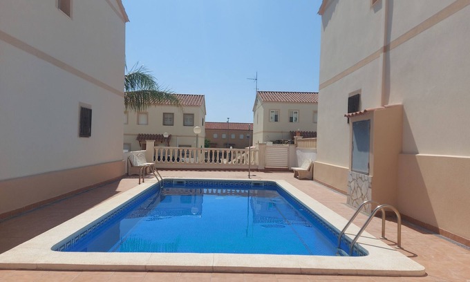 Miami Platja Chalet De Esquí | MAGNIFICO CHALET, A 5 NiMUTOS DE LA PLAYA, CON PISCINA, TERRAZA Y WIFI GRATIS.