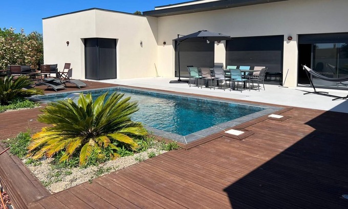 Caremeau Villa | SPACIOUS CONTEMPORARY VILLA LES HAUTS DE NIMES