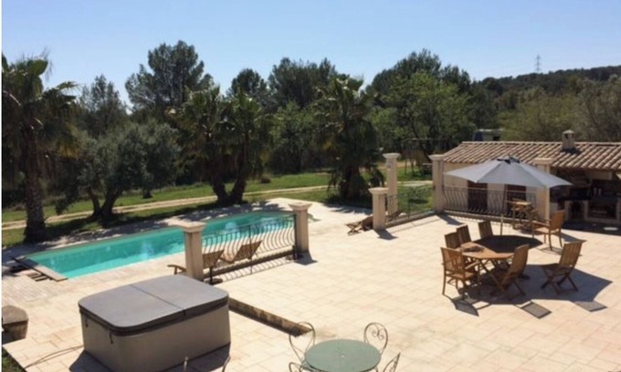 La Farlede Casa | MAGNIFICENT COUNTRY VILLA NEAR THE SEA