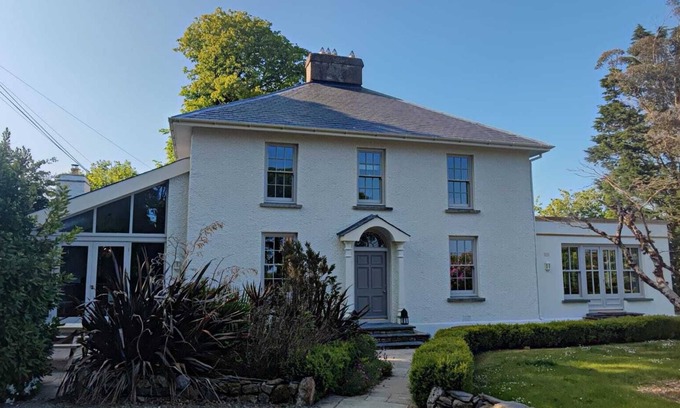 Treffgarne Casa | Magnificent country house with hot tub, 7 miles from sandy beaches