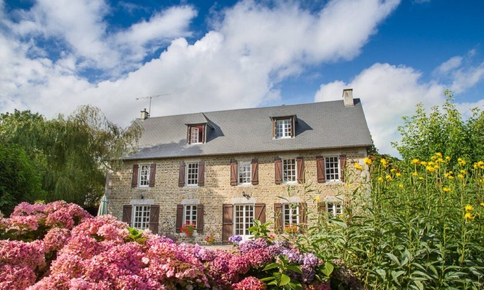 (le) Mesnil Hue Casa | Magnífica casa de piedra con piscina privada climatizada, jardines y WiFi para 2-12