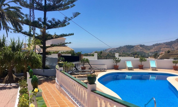 Nerja Cabaña | Villa con Piscina Privada, Barbacoa, Wifi Gratis, Aire Acondicionado, Terrazas