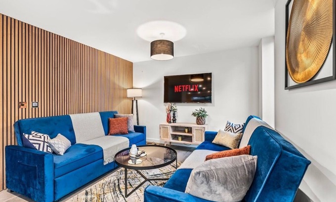 Cheltenham Casa | Magnificent Getaway in Cheltenham-Parking - Garden
