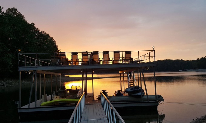 Gainesville Casa | Magnífico Lake Lanier Inicio-Indonesian Decor-enorme Dock Party