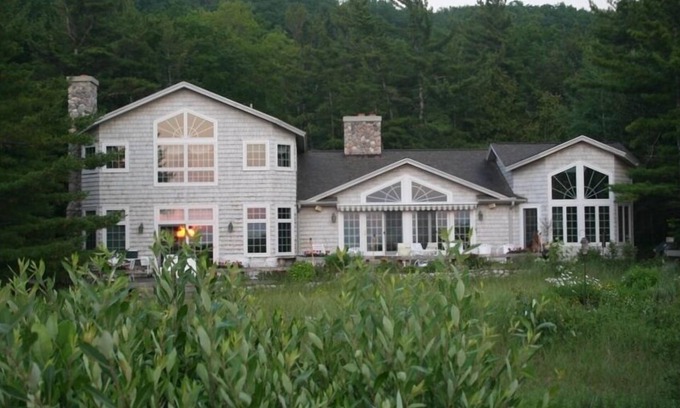 Leland Casa | Magnífica casa del lago Michigan en el corazón de Good Harbor Bay