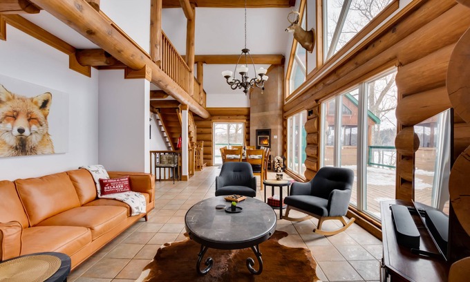 Lac-Simon Chalet De Esquí | Magnificent log cabin with breathtaking views and water access