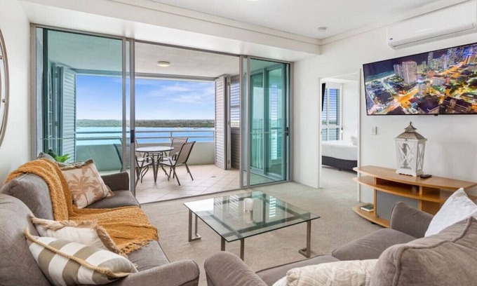 Labrador Apartamento | Magnificent Lux Broadwater 2BRM